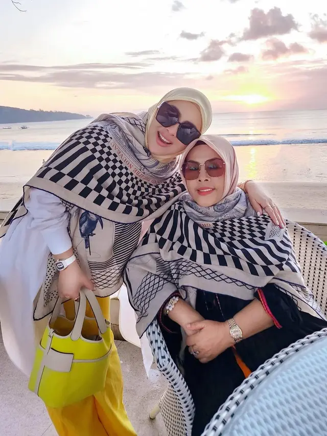 Outfit Liburan di Pantai Ala Syahrini