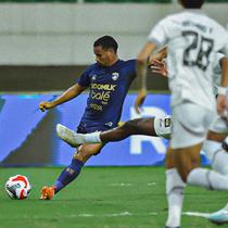 Pemain Persita Eber Bessa pada laga kontra Arema di ajang BRI Super League 2025/2026. (Dokumentasi Persita)
