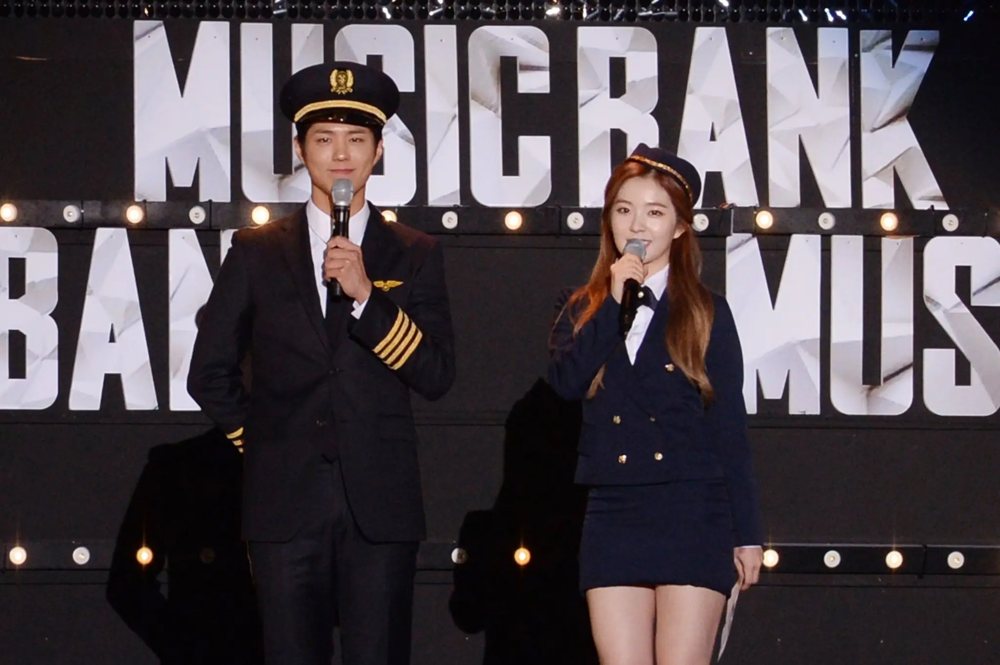 Park Bo Gum dan Irene memandu acara Music Bank (Sumber: Soompi)