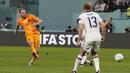 Di masa injury time babak pertama, Belanda malahan sukses menggandakan keunggulan menjadi 2-0 lewat gol Daley Blind. Gol dicetak lewat skema yang mirip dengan gol pertama dan lagi-lagi Denzel Dumfries menjadi aktor pemasok umpan matang. (AP/Martin Meissner)