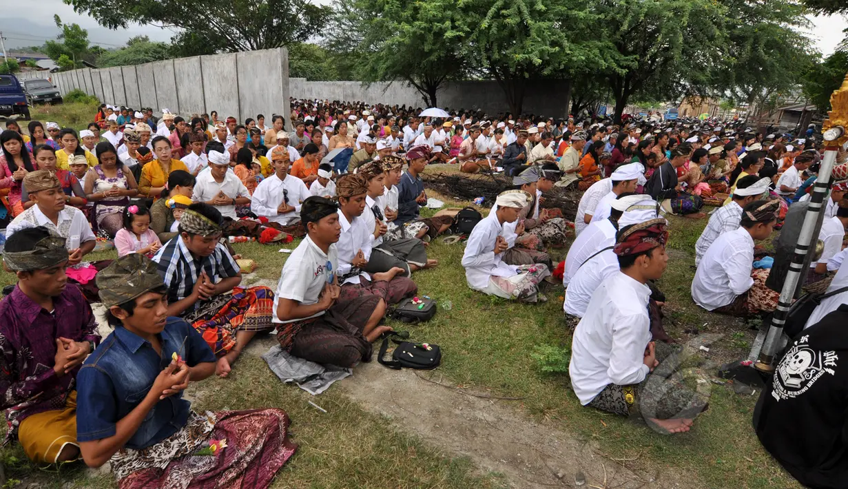 Ribuan umat Hindu melaksanakan ritual Melasti di Palu, Sulawesi Tengah, Kamis (19/3/2015). Ritual ini dilaksanakan untuk penyucian diri menyambut perayaan Hari Raya Nyepi Tahun Baru Saka 1937 pada Sabtu (21/3) mendatang.  (Liputan6.com/Dio Pratama)
