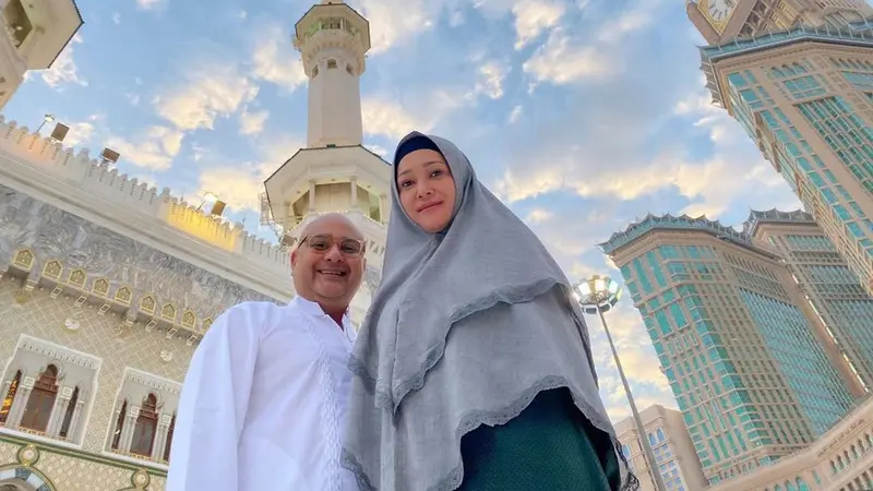 7 Momen Maia Estianty Bareng Irwan Mussry  Umrah Usai Menikah