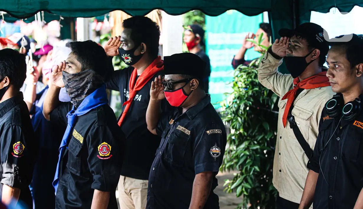 Peserta mengikuti Upacara Peringatan HUT ke-75 RI di Situ Tujuh Muara Pamulang, Tangerang Selatan, Senin (17/8/2020). Upacara yang diikuti ratusan aktivis lingkungan hidup dan juga organisasi kepemudaan itu bertujuan agar pemerintah terus menjaga keberadaan situ. (Liputan6.com/Faizal Fanani)