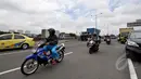 Hujan yang mengguyur Jakarta sejak Minggu (8/2) mengakibatkan tingginya genangan air di kawasan Kelapa Gading. Tampak pengguna jalan tol berbagi ruas jalan dengan pengguna sepeda motor, Jakarta, Selasa (10/2/2015). (Liputan6.com/Faizal Fanani)