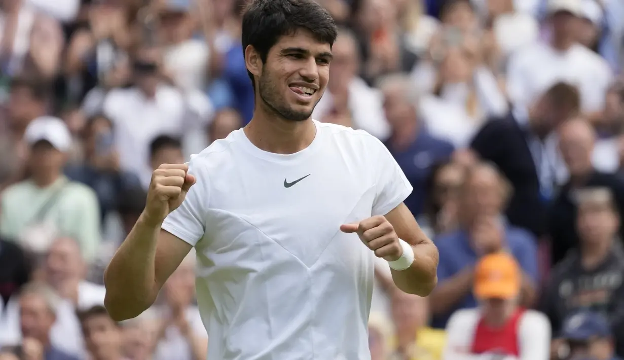 Alcaraz merupakan semifinalis termuda di Wimbledon sejak Novak Djokovic mengukir pencapaian serupa pada 2007. (AP Photo/Kirsty Wigglesworth)