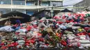 Krisis ini diakibatkan penutupan Tempat Pembuangan Akhir (TPA) sampah di Cipeucang di Serpong, Tangerang Selatan. Tampak dalam foto, pemulung saat berada di antara tumpukan sampah pada salah satu ruas jalan di kawasan Pasar Manggis, Ciputat, Tangerang Selatan, Senin (15/12/2025). (merdeka.com/Arie Basuki)