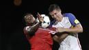 Gelandang Trinidad Tobago, Levi Garcia, duel udara dengan bek Amerika Serikat, Matt Besler, pada laga kualifikasi Piala Dunia di Stadion Ato Boldon, Selasa (10/10/2017). Trinidad dan Tobago menang 2-1 atas  Amerika Serikat. (AP/Rebecca Blackwell)