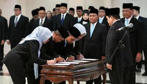 Menteri Pemuda dan Olahraga (Menpora) RI, Erick Thohir (kanan), tengah melantik Pejabat Pimpinan Tinggi Pratama dan Pejabat Administrator di Auditorium Wisma Menpora, Jakarta, Rabu (1/4/2026). (Dok. Kemenpora)