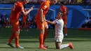 Dua pemain Belanda, Dirk Kuyt (kiri) dan Ron Vlaar, memprotes permainan penyerang Chile, Alexis Sanchez, saat berlaga di penyisihan Piala Dunia 2014 Grup B di Stadion Corinthians, Sao Paulo, Brasil, (23/6/2014). (REUTERS/Maxim Shemetov)