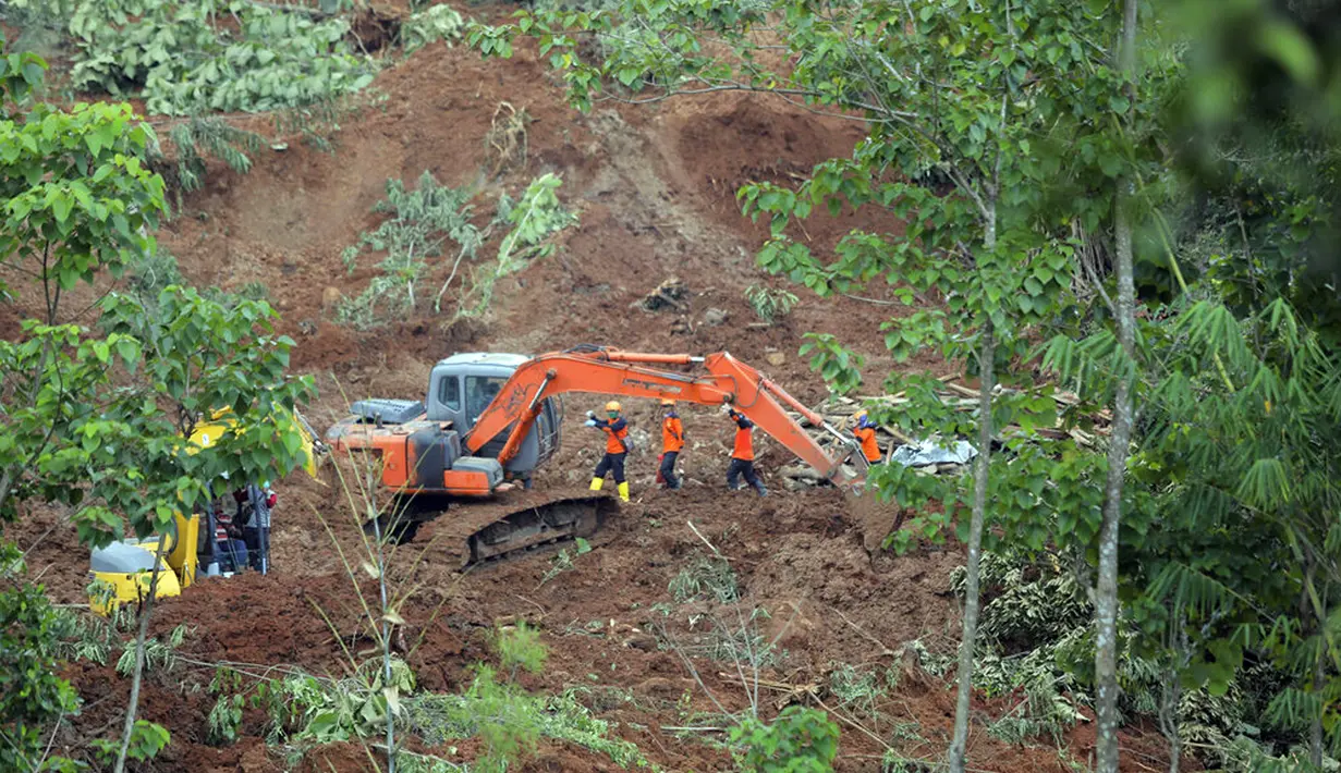 Tim penyelamat mencari korban di sebuah desa yang dilanda tanah longsor di Nganjuk, Jawa Timur, Senin (15/2/2021). BPBD Nganjuk dengan dukungan pihak terkait lainnya melakukan upaya penanganan darurat, seperti pencarian dan evakuasi korban hilang. (AP Photo/Trisnadi)