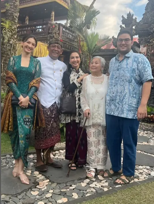 Selendang batik berwarna cokelat dan flats emas jadi sentuhan yang kontras pada tampilan Raline Shah [@ralineshah]