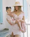 Pink dress sleeveless merek Dior ini sangat indah saat dikenakan oleh ibu dan anak ketika berlibur. Dress ini dapat dijadikan referensi pada bagian lengan dengan detail  off shoulder untuk ibu. (instagram/kyliejenner)