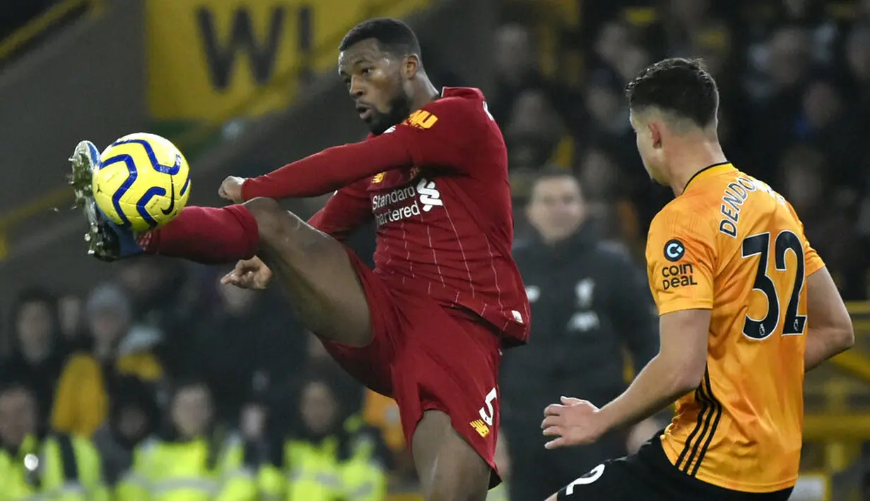 Gelandang Liverpool, Georginio Wijnaldum, mengontrol bola saat melawan Wolverhampton Wanderers pada laga Premier League di Stadion Molineux, Kamis (23/01/2020). Liverpool menang dengan skor 2-1. (AP/Rui Vieira)