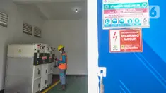 Petugas memeriksa kesiapan pasokan listrik di gardu Sirkuit Formula E, Ancol, Jakarta Utara, Kamis (12/5/2022). Menjelang ajang balap Formula E, PLN menyiapkan empat lapis pasokan listrik tetap andal di lokasi sirkuit termasuk dengan menggunakan UPS yang menjamin listrik tanpa kedip dan ramah lingkungan. (merdeka.com/Iqbal S. Nugroho)