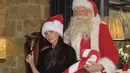 Bergaya kasual, Victoria tampil dengan pakaian serba hitam dilengkapi dengan topi Santa yang meriahkan gayanya. [Foto: Instagram/ Victoria Beckham]