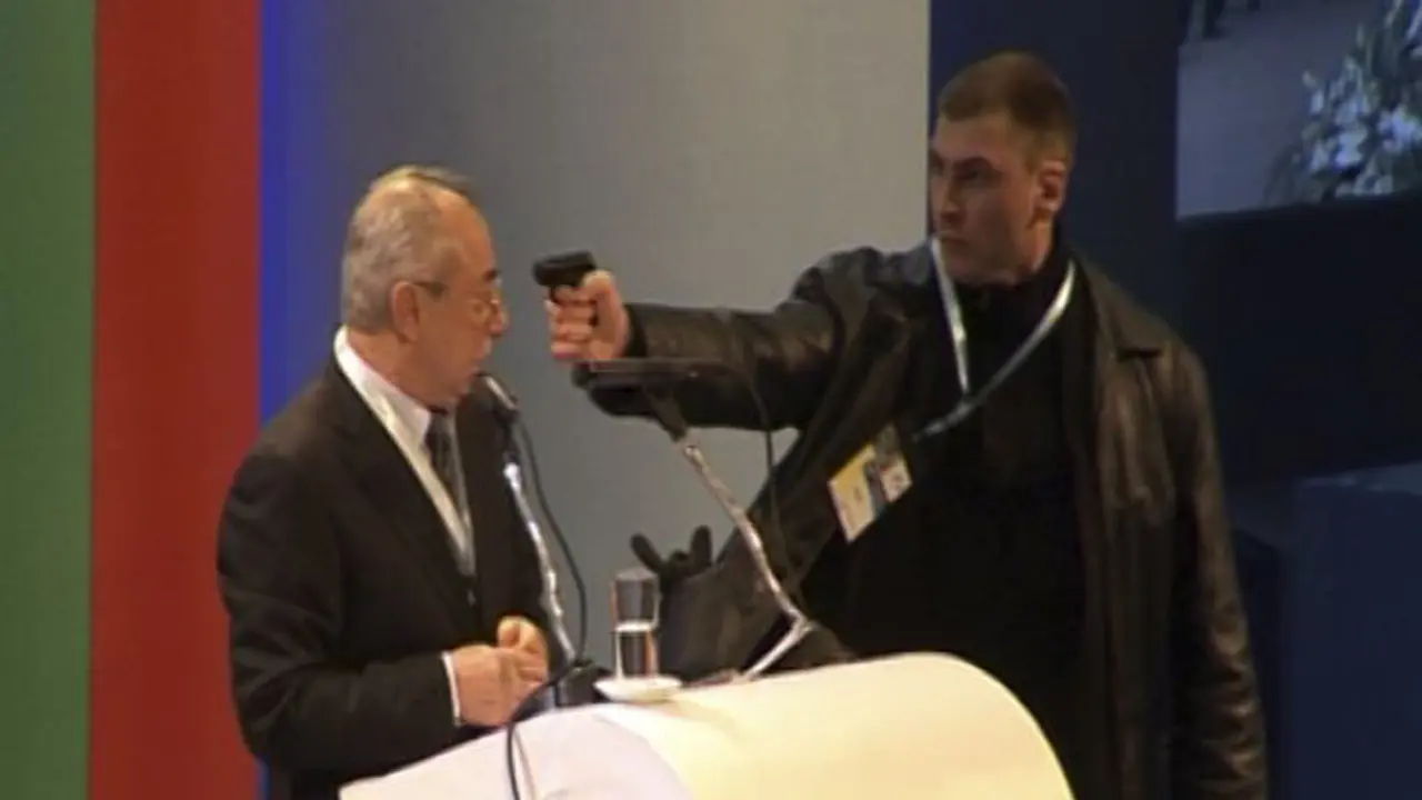 Detik-detik Ahmed Dogan ditodong pistol. (Reuters)