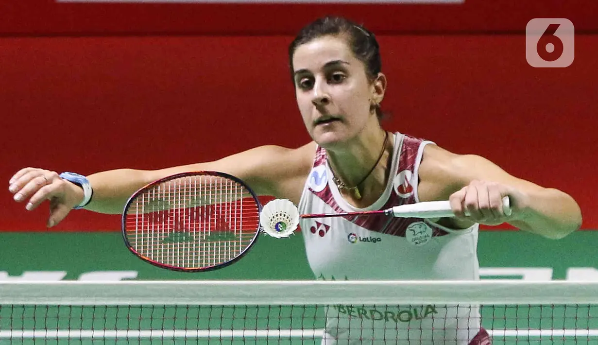 Pebulu tangkis tunggal Spanyol, Carolina Marin mengembalikan kok ke arah An Se Young dari Korea Selatan pada laga final Indonesia Masters 2023 di Istora Senayan, Jakarta, Minggu (29/1/2023). An Se Young berhasil menjadi juara di nomor tunggal putri Indonesia Masters 2023 usai mengalahkan Carolina Marin di final dengan skor 18-21, 21-18, dan 21-13. (Liputan6.com/Herman Zakharia)