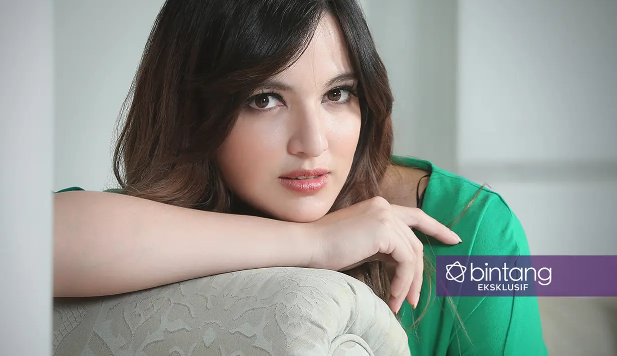 "Kalau seperti itu terus aku pasti mau syuting tapi kalau sekarang nggak bisa, suka molor melulu selesainya. Aku nggak bisa karena ada anak sama suami yang mesti diurusin." Lanjutnya. (Bambang E. Ros/Bintang.com)