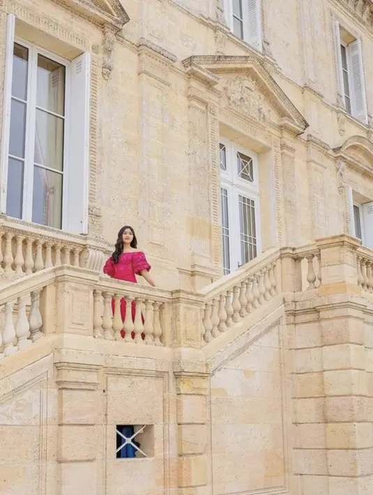 Pilihan warna-warna terang membuat tampilan Erina begitu segar. [Foto: Instagram/ Erina Gudono]