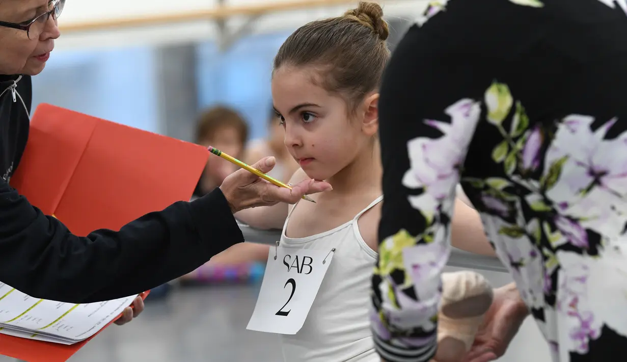 Kepala Fakultas School of American Ballet (SAB), Kay Mazzo mengevalusi Angelica DeRosa saat mengikuti audisi sekolah balet yang terkenal di dunia, di Lincoln Center, New York, Senin (1/4). (TIMOTHY A. CLARY/AFP)
