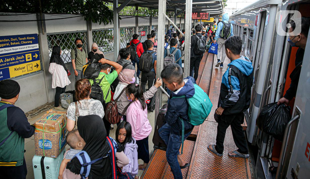 "Arus balik sendiri juga sudah mulai mengalami peningkatan. Peningkatan arus balik mulai terjadi hari ini tanggal 24 April sampai dengan 1 Mei nanti. Dengan rata-rata pengguna yang tiba berkisar di angka 40.000-42.000 untuk pemesanan yang tiba di Daop 1 Jakarta, baik di Stasiun Gambir dan Stasiun Pasar Senen," terang Eva Chairunisa kepada pewarta di Jakarta, Senin (24/4). (Liputan6.com/Faizal Fanani)