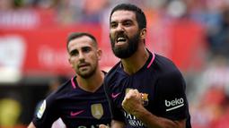 Pemain Barcelona, Arda Turan merayakan golnya ke gawang  Sporting Gijon pada lanjutan La Liga Spanyol di Stadion El Molinon, Gijon, Sabtu (24/9/2016) WIB. (REUTERS/Eloy Alonso)