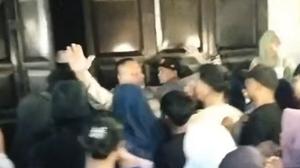 Guru PNS Tanjungbalai Diarak Warga, Diduga Bawa Siswa SD ke Suami untuk Dicabuli