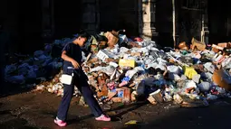 Ibu kota Kuba yang ikonik, Havana, tenggelam dalam lautan sampah yang tak terangkut. (YAMIL LAGE / AFP)