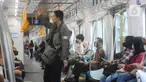 Penumpang tak bermasker dalam gerbong kereta moda raya terpadu (MRT) di Jakarta, Senin (12/6/2023). (merdeka.com/Arie Basuki)