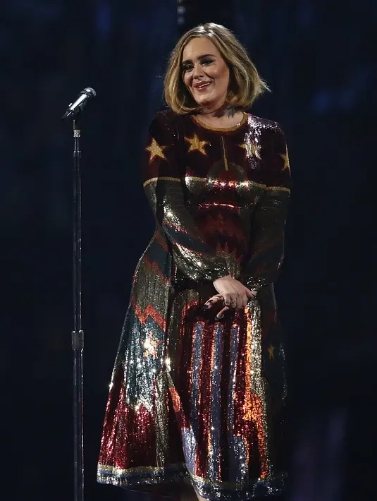 Bertepatan tersiar kabar perceraian Jolie dan Pitt, pada selasa malam (20/9) lalu Adele mengadakan konser musiknya di Madison Square Garden, New York. Dalam konsernya selama 2 jam, Adele menyanyikan lagu bertema cinta dan patah hati. (AFP/Bintang.com)