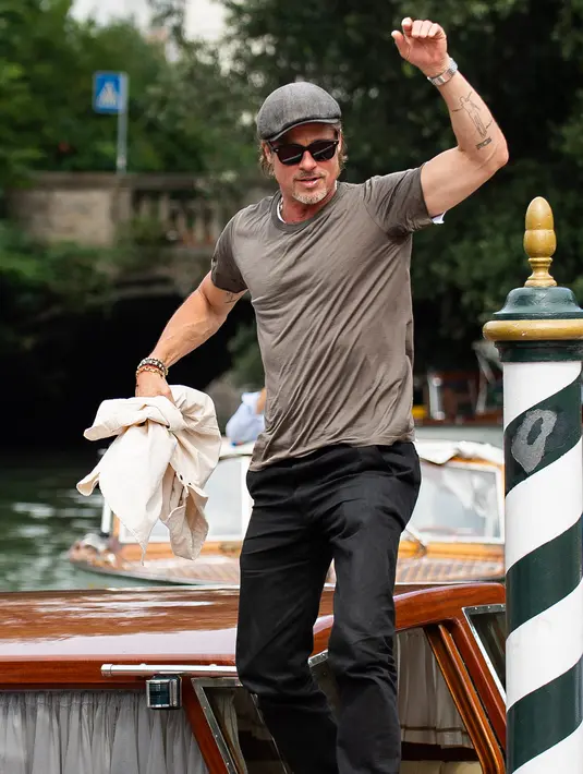 Aktor Brad Pitt saat tiba di Pantai Lido untuk menghadiri Venice Film Festival 2019, Venesia, Italia, Rabu (28/8/2019). Gaya santai Brad Pitt membuat orang-orang terpesona dengan penampilannya. (Photo by Arthur Mola/Invision/AP)