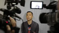 Ernest Prakasa memberikan keterangan saat menghadiri acara XYZ Day 2018 di Senayan City, Jakarta, Kamis (25/4/2018). (Bola.com/M Iqbal Ichsan)