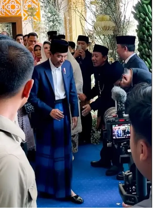 6 Potret Arumi Bachsin dan Emil Dardak di Pernikahan Anak Khofifah, Ikut Sapa Tamu