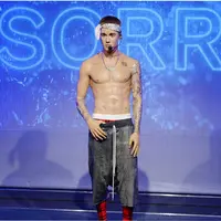Justin Bieber datang dan kembali menghebohkan. Namun kali ini bukan soal mengecewakan penggemarnya ataupun urusan percintaan. Bieber hadir di museum Madame Tussauds dengan keadaan basah dan telanjang dada. (doc.aceshowbiz.com)