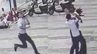 Shen Dong dan rekan wanitanya terlihat berlari ke arah balita itu sebelum menangkapnya. (Tangkapan layar: Twitter/@zlj517)