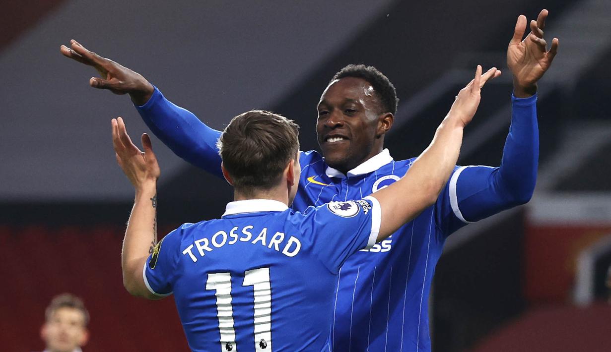 Penyerang Brighton and Hove Albion, Danny Welbeck, melakukan selebrasi usai mencetak gol ke gawang Manchester United pada laga Liga Inggris di Stadion Old Trafford, Minggu (4/4/2021). MU menang dengan skor 2-1. (Phil Noble/Pool via AP)