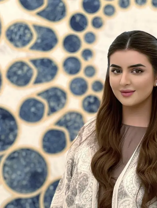 Sesekali ia juga tampil lebih lembut dengan pulasan riasan yang lebih natural. [foto: Instagram/ hhshmahra]