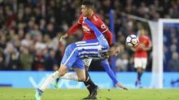 Pmeian Brighton. Glenn Murray (depan) berebut bola dengan bek Manchester United, Chris Smalling pada lanjutan Premier League di AMEX Stadium, Brighton, (4/5/2018). MU kalah 0-1 dari Brighton. (Gareth Fuller/PA via AP)