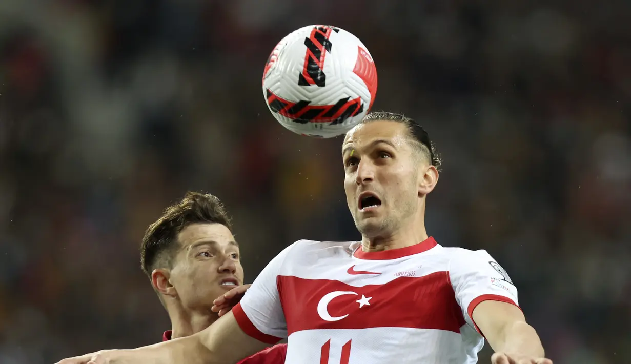 Gelandang Turki, Yusuf Yazici berebut bola dengan gelandang Portugal, Otavio Monteiro selama pertandingan playoff Piala Dunia 2022 di stadion Dragao di Porto, Portugal, Jumat (25/3/2022). Portugal menang atas Turki 3-1. (AP Photo/Luis Vieira)
