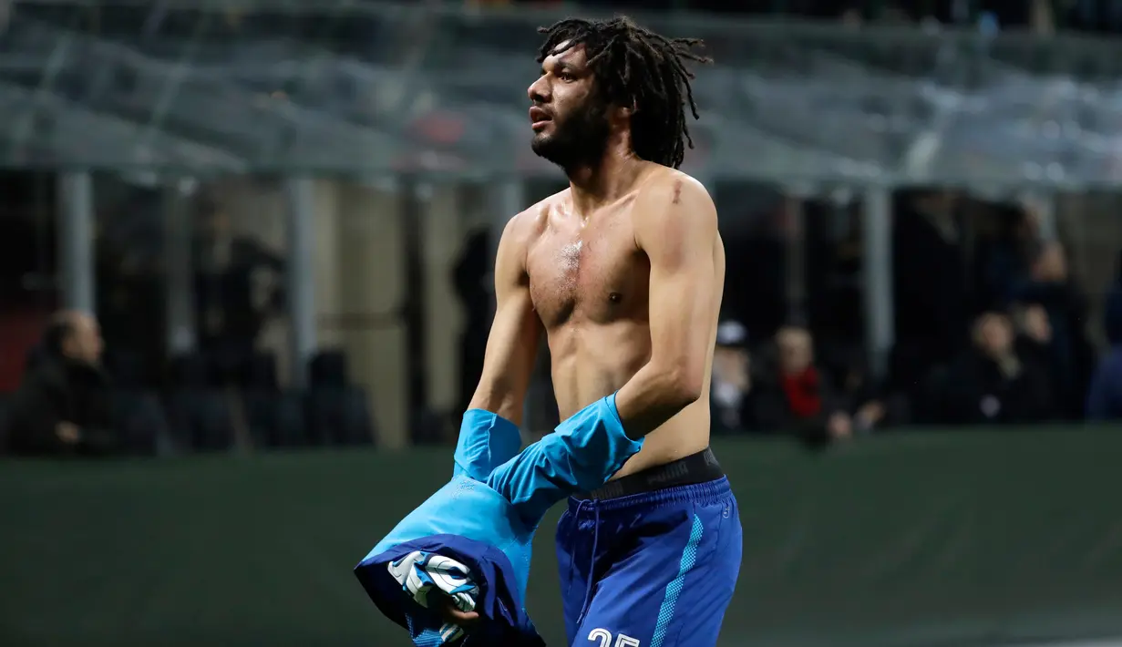 Pemain Arsenal Mohamed Elneny berjalan di lapangan usai pertandingan melawan AC Milan di laga Liga Europa leg pertama di stadion San Siro Milan, Italia (8/3). (AP Photo / Luca Bruno)