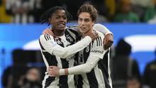 Pemain Juventus, Kenan Yildiz (kanan) melakukan selebrasi bersama Manuel Locatelli setelah mencetak gol ke gawang AC Milan pada laga semifinal Piala Super Italia 2025 yang berlangsung di Al-Awwal Park, Riyadh, Arab Saudi, Sabtu (04/01/2024) dini hari WIB. (AP Photo/Altaf Qadri)