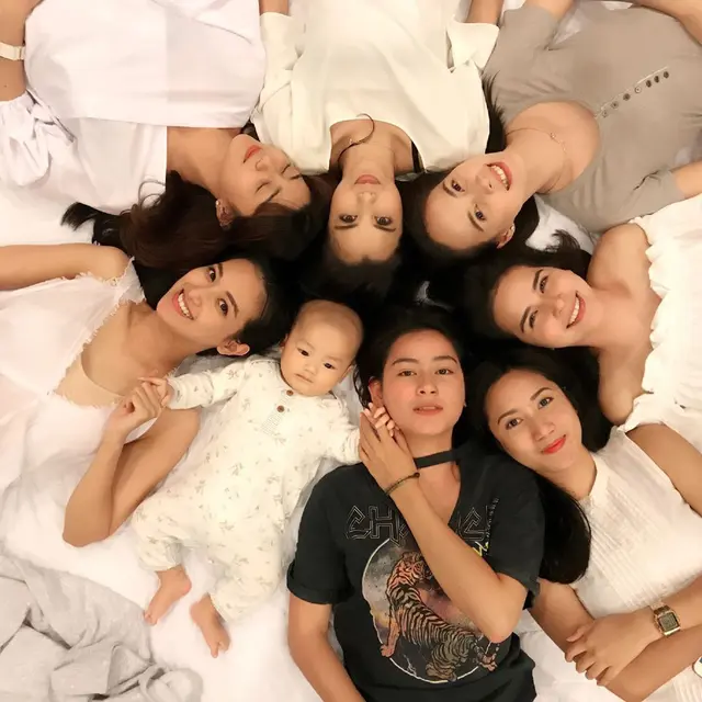 Jadi Hot Mama, Ini 6 Momen Sylvia Fully Momong Buah Hati