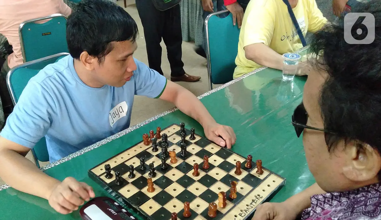 Penyandang disabilitas tunanetra  mengikuti perlombaan catur yang diselenggarakan SMA Al-Azhar BSD, Tangerang Selatan, Banten, Rabu (22/1/2020). Lomba Catur disabilitas mengambil tema Alseace 2020 spirit of extraordinary athletes. (merdeka.com/Arie Basuki)