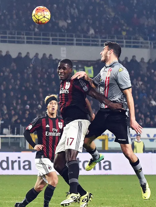 Pemain AC Milan, Cristian Zapata (kiri), berebut bola dengan pemain Alessandria, Ricardo Bocalon, dalam leg pertama semifinal Coppa Italia di Stadion Olimpico, Roma, Rabu (27/1/2016) dini hari WIB. (EPA/Andrea Di Marco)