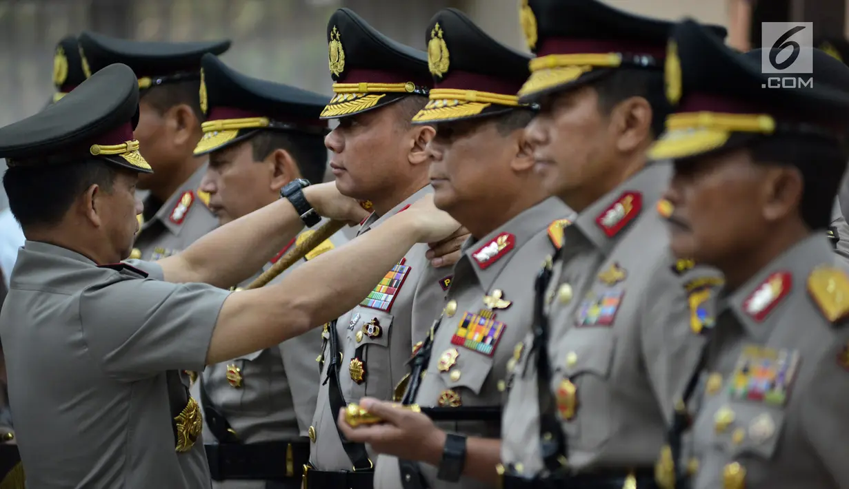 Kapolri Jenderal Tito Karnavian menyematkan tanda pangkat kepada Brigjen Pol Teddy Minahasa pada pelantikan Kadiv Propam Polri dan enam kapolda di Rupatama Mabes Polri, Senin (20/8). Teddy dilantik menjadi Kapolda Banten. (Merdeka.com/Iqbal S. Nugroho)