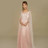 Ariana Grande tampil memukau di Critics Choice Awards 2026 dengan riasan soft glam yang jadi sorotan.