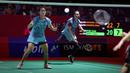 <p>Ganda putri Indonesia, Lanny Tria Mayasari/Ribka Sugiarto mengembalikan bola ke arah lawannya, pasangan Jerman, Linda Efler/Isabel Lohau pada laga babak 32 besar Daihatsu Indonesia Masters 2024 di Istora Senayan, Jakarta, Selasa (23/1/2024). Lanny Tria Mayasari/Ribka Sugiarto menang dua game langsung 22-20, 21-17. (Bola.com/Bagaskara Lazuardi)</p>