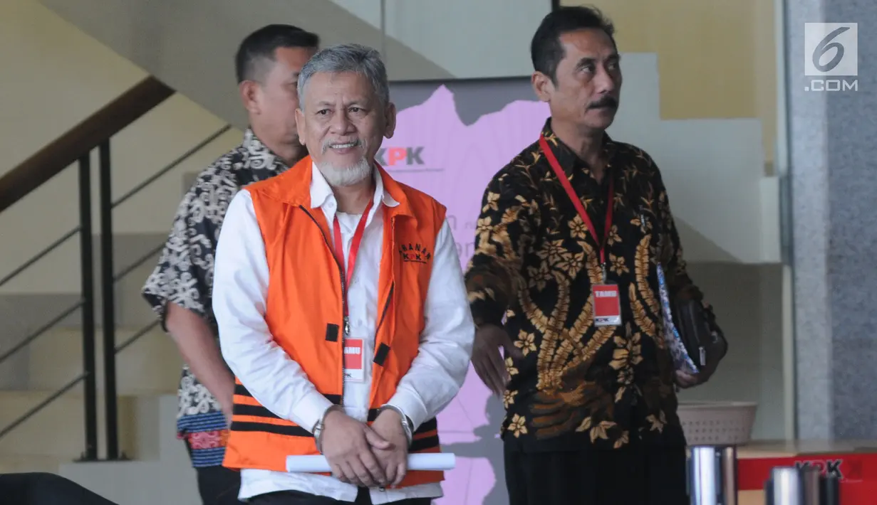 Ketua DPRD Kebumen, Cipto Waluyo (rompi oranye) menuju mobil tahanan seusai pemeriksaan di Gedung KPK, Jakarta, Jumat (24/5/2019). Cipto Waluyo diperiksa sebagai tersangka kasus dugaan suap pengurusan anggaran Dana Alokasi Khusus (DAK) pada perubahan APBN Kabupaten Kebumen. (merdeka.com/Dwi Narwoko)