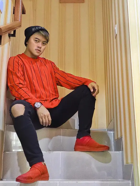 Pelantun lagu Jejak Cinta ini jga menggunakan bonnie atau kupluk. Topi bonnie memang cocok untuk gaya santai. Meski terlihat sederhana, namun gaya pria 29 tahun ini terlihat stunning.  (Liputan6.com/IG/@da2_danang)
