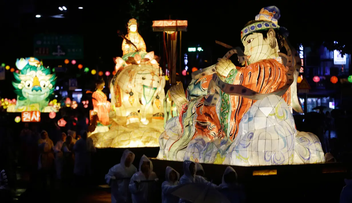 Umat Buddha membawa lentera dalam Festival Lentera Lotus (Lotus Lantern Festival)  di Seoul, 12 Mei 2018. Festival ini merupakan acara tahunan masyarakat Korea Selatan untuk merayakan hari ulang tahun Budha pada 22 Mei mendatang. (AP/Ahn Young-joon)